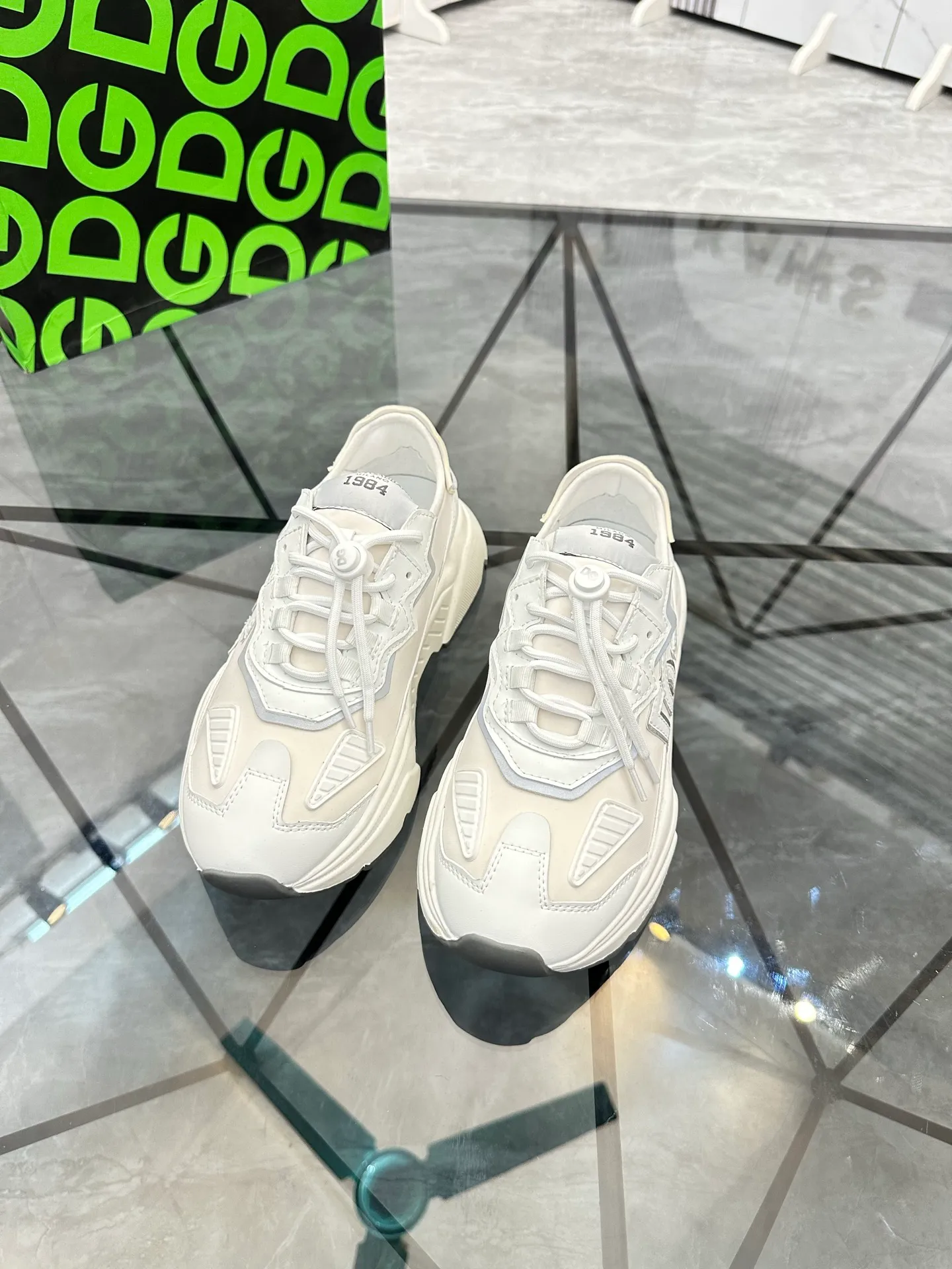 Men's shoes: 💰P480¥ Product trademark: DG "Dolce & Gabbana" low-top casual shoes Regular size: 35-44 (45.46 can be customized) Couple style Product materials: Upper imported cowhide stitching original material, breathable lining, original outsole. Number: 803